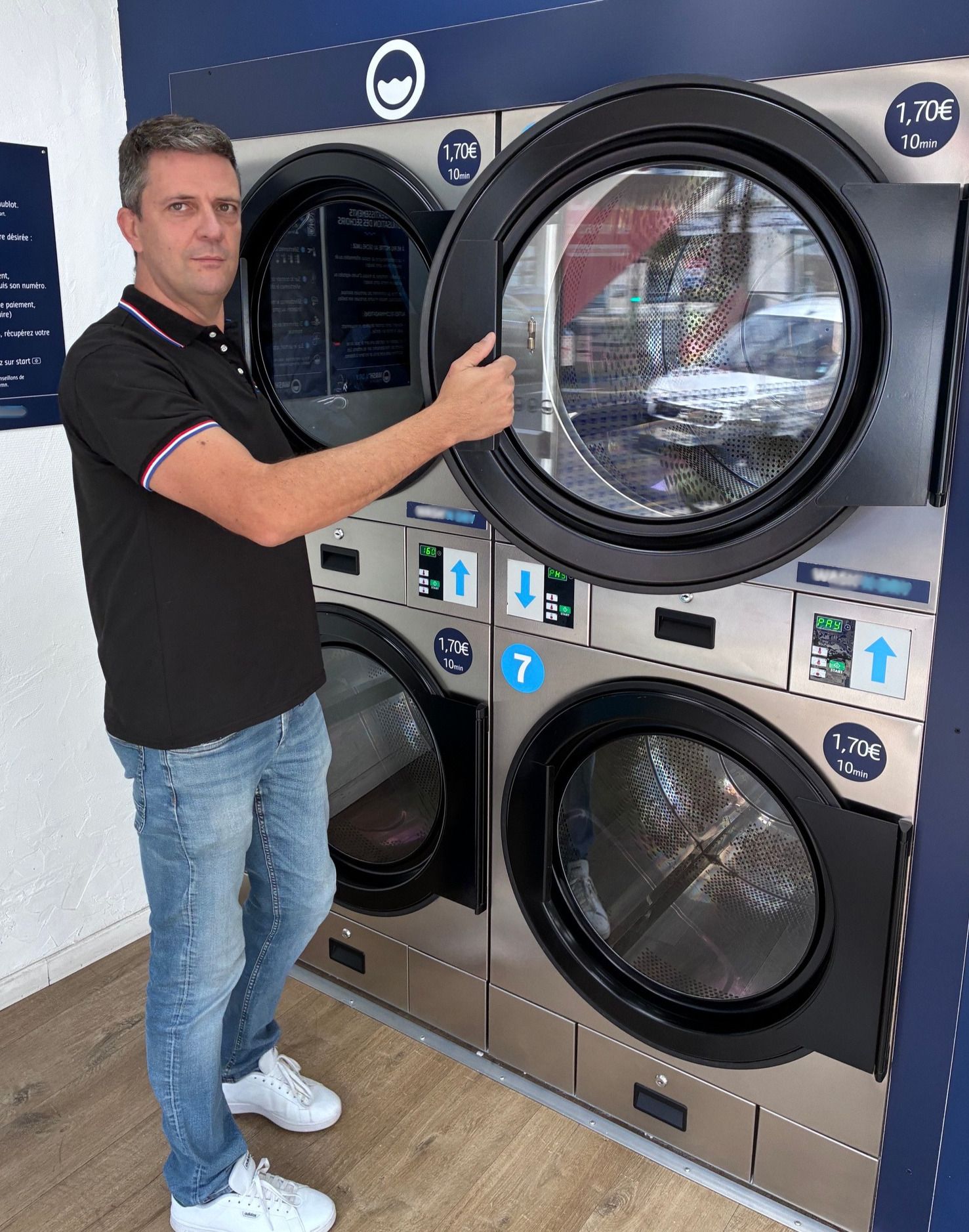 Vincent Delpoux dans sa laverie automatique
