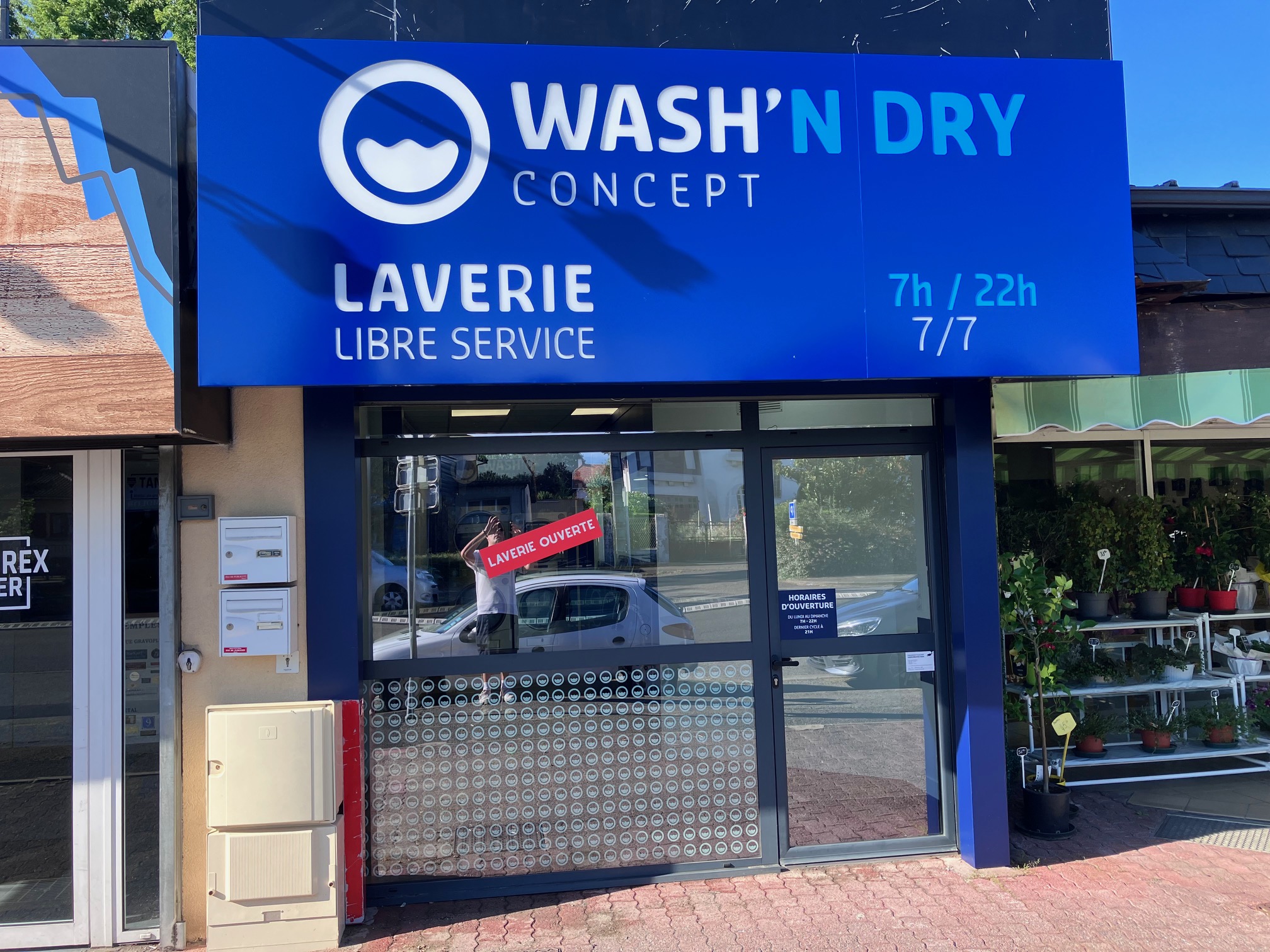 Façade de la laverie Wash’n Dry Tarbes Debussy, boulevard Claude Debussy, avec parking devant