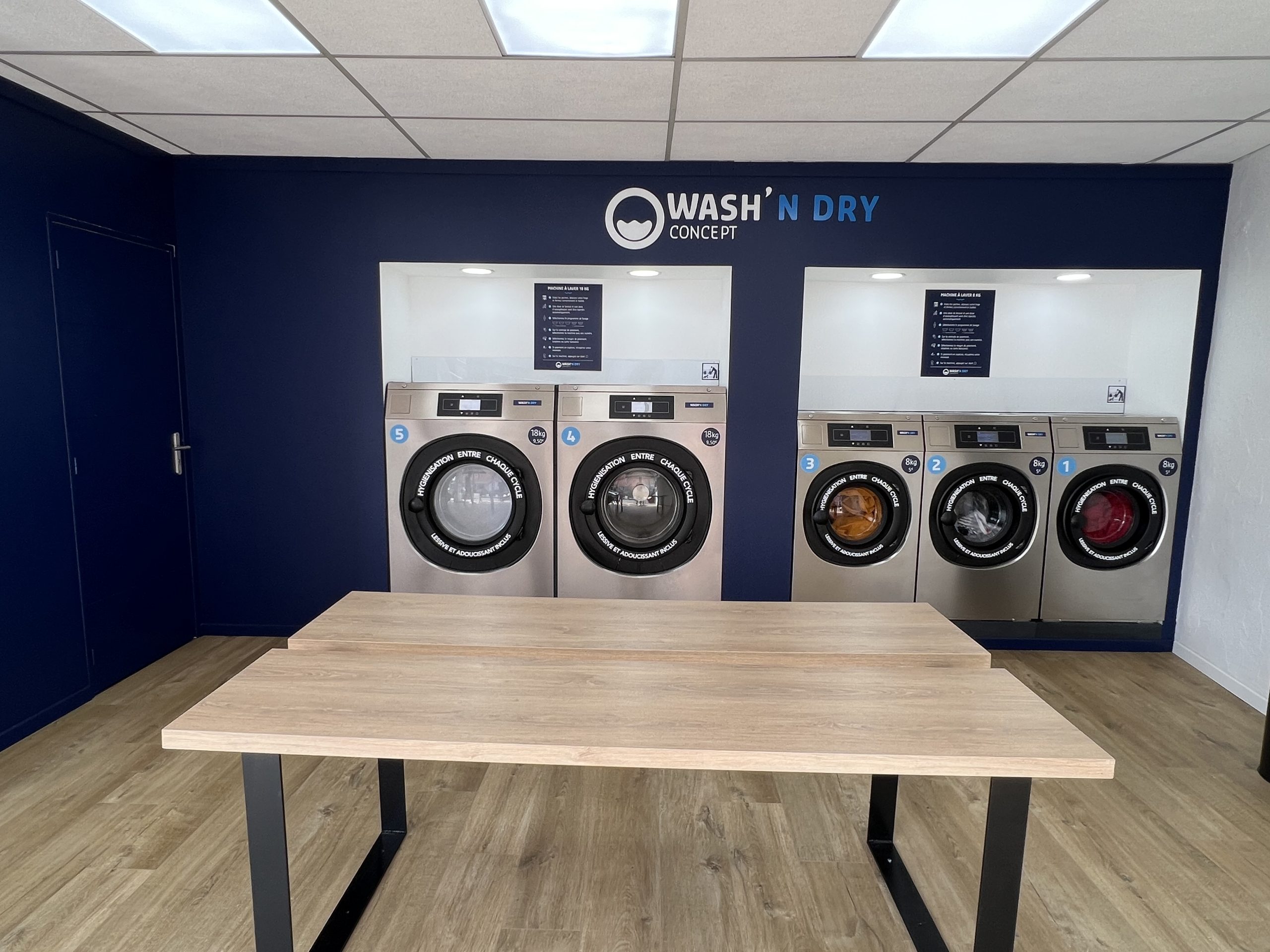 Intérieur de la laverie Wash’n Dry Tarbes Mousis, près de la Halle Marcadieu : lave-linge 8 et 18 kg